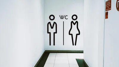 Школа в Англії познімала всі дзеркала з туалетів: як це вплинуло на поведінку дітей