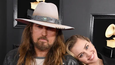 Отец Майли Сайрус отреагировал на ее помолвку - и это все после многолетней семейной вражды