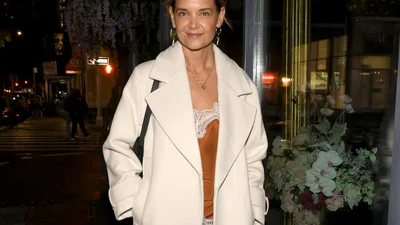 Кэти Холмс сняла пальто и ошеломила своим видом: апогей бельевого стиля