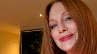 Сын Джулианны Мур назвал маму близняшкой и показал фото, которые это доказывают