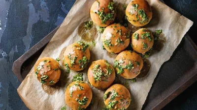 Сирно-часникові кульки до Різдва: ароматно й святково