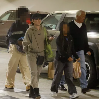 Сандра Буллок з дітьми під охороною старого друга. - фото 799106