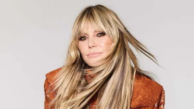 Хайди Клум засветила ножки в самом смелом праздничном образе - ее бордовый тотал-лук покорил сеть