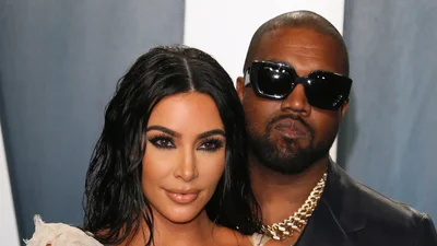 Кім Кардашян у сльозах: Каньє заявив, що її паризьке пограбування у 2016 році - постановка