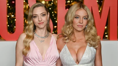 Гарячі штучки: Сідні Свіні та Аманда Сейфрід запалили червону доріжку на прем’єрі "Служниці"