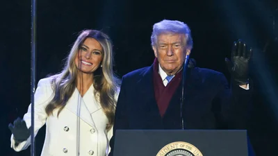 Меланія Трамп запалила головну ялинку США - і виглядала, як справжня Снігова королева