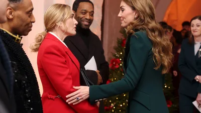 Як Кейт Вінслет вбралась на захід до Кейт Міддлтон: класика у різдвяних кольорах