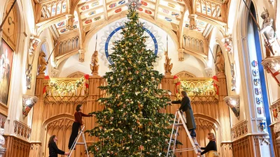 Головна ялинка Великої Британії: як у Віндзорі прикрасили королівську красуню цьогоріч