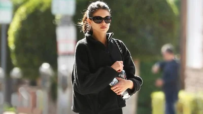 Донька Сінді Кроуфорд задала тренд: флісова толстовка, у якій буде тепло всю зиму 2025/26