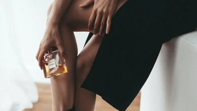 С нотами шампанского, мандаринов и специй: 5 лучших парфюмов для Нового года