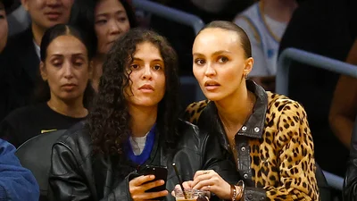 Дочь Джонни Деппа засветилась в Париже со своей девушкой - слились в горячем поцелуе прямо на улице