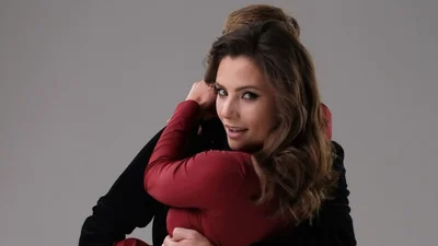 "Проникает в душу": Антонину Хижняк в красном платье застукали в объятиях известного режиссера