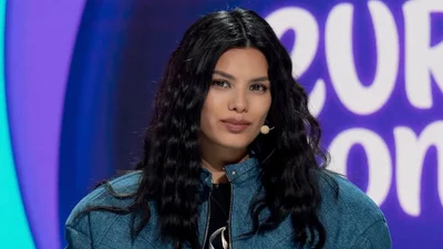 Мішель Андраде засвітила груди у розстебнутій шубі: сміливі ч/б фото