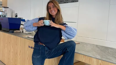 В'язаний жилет повертається: найстильніші образи зими 2025/26 у дусі преппі