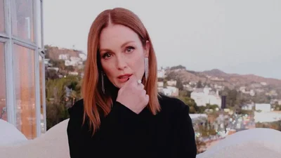 65-річна Джуліанн Мур показала палкий поцілунок із чоловіком – фото