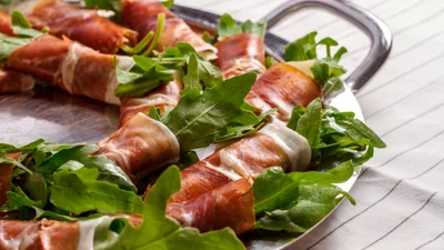 Швидкі закуски на Новий рік 2026: смачна канапка з хамоном й авокадо за 5 хвилин