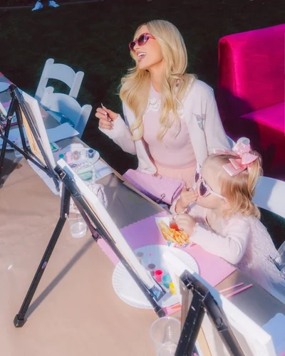 Періс Гілтон з донькою - фото 801518