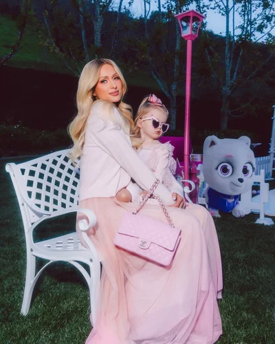 Періс Гілтон у рожевому образі з донькою - фото 801519