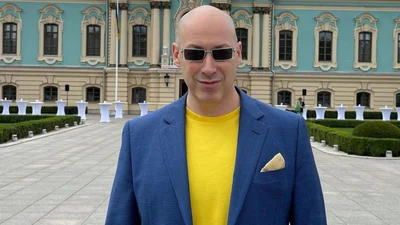 Гордон поделился архивным кадром, где Николай Мозговой позирует в бане рядом с обнаженными журналистками - фото 18+