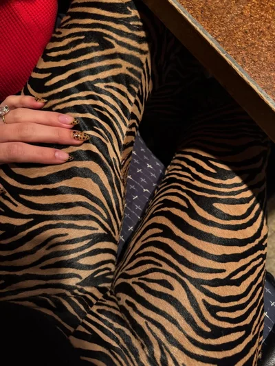 Гейлі Бібер задала тренд: витончений леопардовий манікюр на холодний сезон - фото 801685