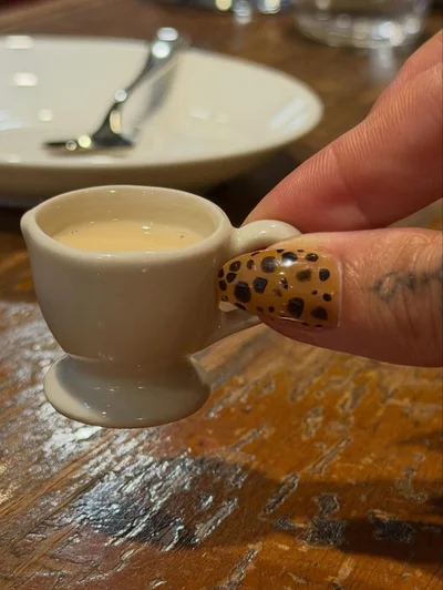 Гейлі Бібер задала тренд: витончений леопардовий манікюр на холодний сезон - фото 801686