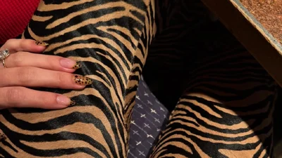 Хейли Бибер задала тренд: изящный леопардовый маникюр на холодный сезон