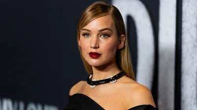 Звезда "Голодных игр" идет по стопам Кардашьянов: Дженнифер Лоуренс хочет лицо, как у Крис Дженнер