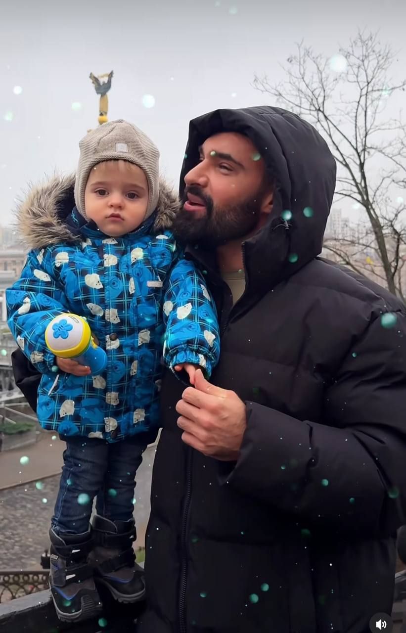 Самое милое видео дня: Виталий Козловский устроил уличный концерт с маленьким сыном - фото 802295