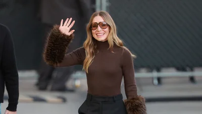 Коричневий джемпер замість чорного - зірки доводять, що це головний зимовий тренд 2025/26