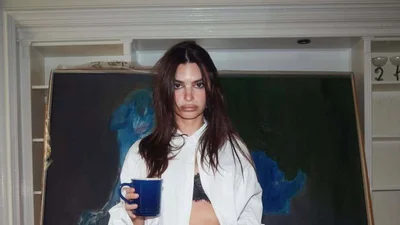 Емілі Ратаковскі у білій чоловічій сорочці та чорних стрінгах засвітила пружну дупцю - найспекотніший домашній образ