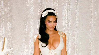 У Кім Кардашян ледь не випали груди з мереживного ліфа на різдвяній вечірці - максимум ризику