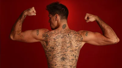 Хлопець встановив унікальний рекорд, набивши на своїй спині найбільше автографів знаменитостей