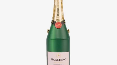 Moschino випустила максимально оригінальну сумку: у формі пляшки шампанського