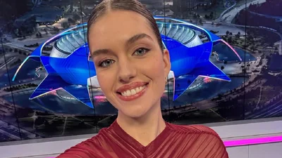 Образ на Новый год 2026: бордовая блуза Александры Кучеренко уже в трендах