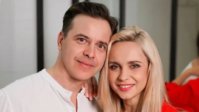 Лілія Ребрик показала пристрасть з чоловіком біля ялинки та замилувала кадрами з трьома доньками