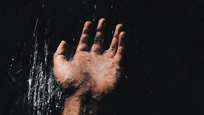 Темний душ: що це за новий тренд соцмереж, і як він впливає на організм