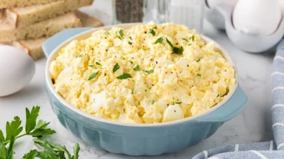 Меню на Новий рік 2026: три святкові салати, які виглядають як у ресторані