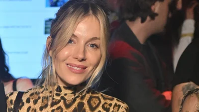 Вагітна Сієнна Міллер вийшла у світ з голови до п'ят у леопарді