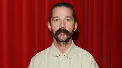 Ну точно твій сусід з кавусею: зірка "Трансформерів" Шая Лабаф змінився до невпізнання