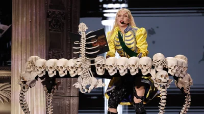 Танцюрист Леді Гаги зірвався зі сцени під час шоу - моторошний момент потрапив на відео