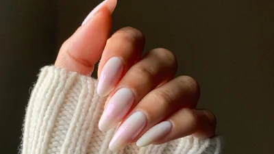 Самый нежный зимний маникюр: 4 модных варианта в оттенке Cloud Dancer от Pantone