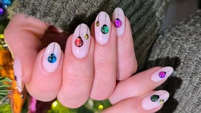 Ці різдвяні нігті зводять з розуму: ти точно захочеш такий манікюр на свята