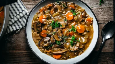 Грибний суп з рисом – бюджетно, швидко і дуже смачно