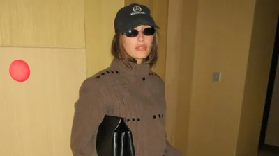 Хейли Бибер задала новую формулу стиля: как носить кожаные брюки зимой 2025/26