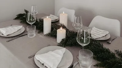 Як прикрасити новорічний стіл – найкращі ідеї для теплої атмосфери