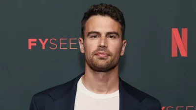 Від "Дивергенту" та "Джентльменів" до таборів біженців: куди зник красунчик Тео Джеймс і до чого тут ООН