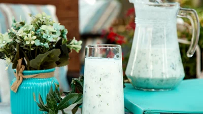 Айран к мясу, чтобы сбалансировать вкус и улучшить пищеварение: простой рецепт напитка