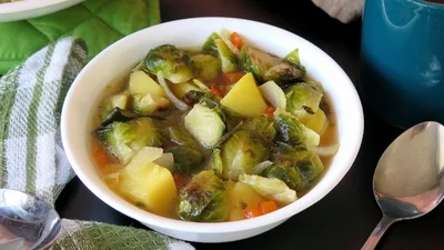 Простий пісний обід: суп з брюссельською капустою