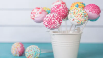 Десерт cake pops на палочке: сладости, которые можно сделать и без света