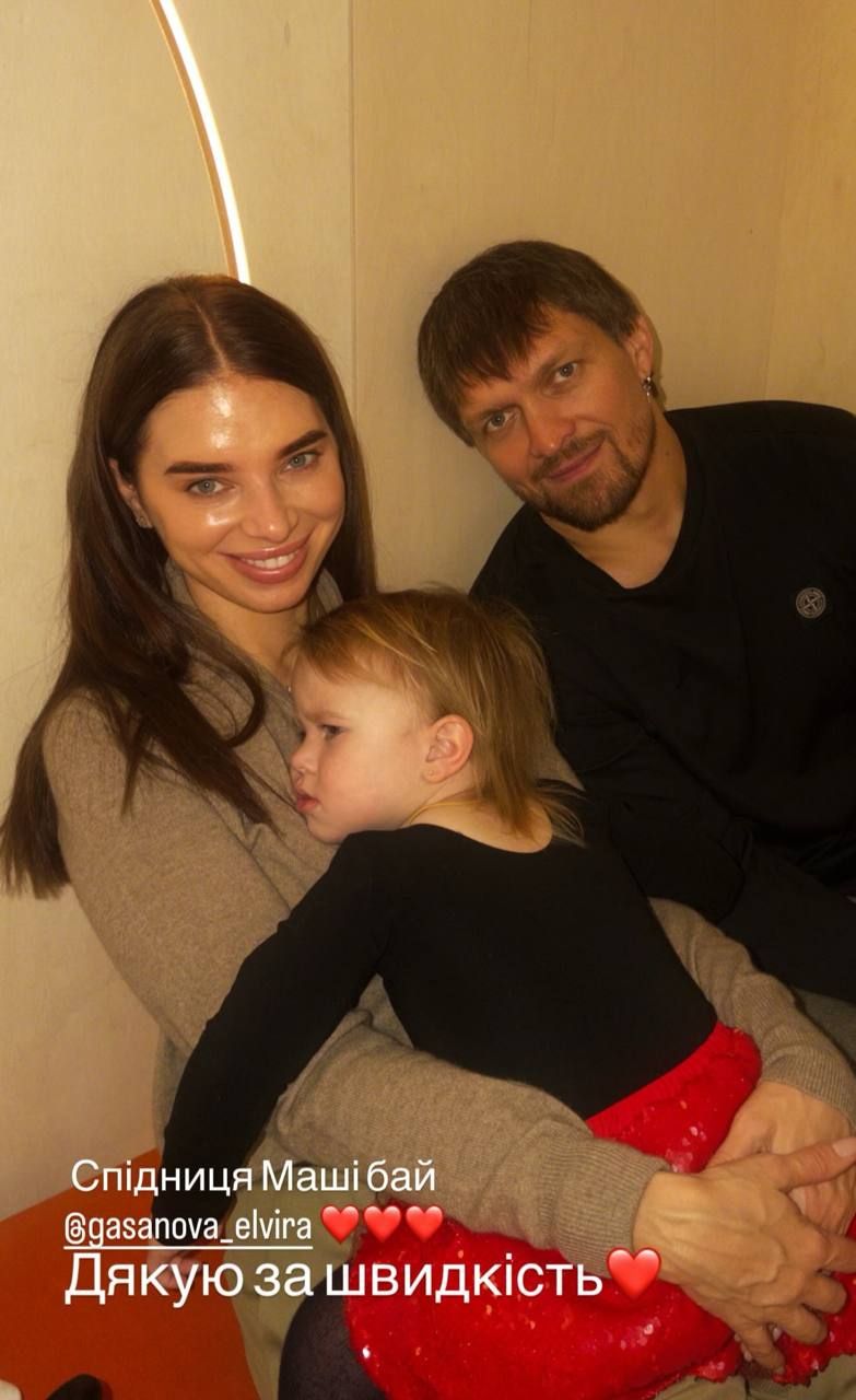 Самая милая группа поддержки: Усик с ушками Микки Мауса утешал дочь, которая расплакалась на празднике - фото 805233